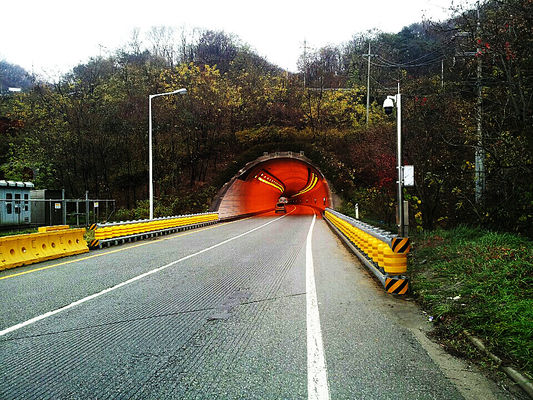 kopen Warm gedompelde gegalvaniseerde rollende beveiligingsrail met internationaal niveau 4 en PU-rolmateriaal dat de veiligheid op de weg garandeert online manufacture