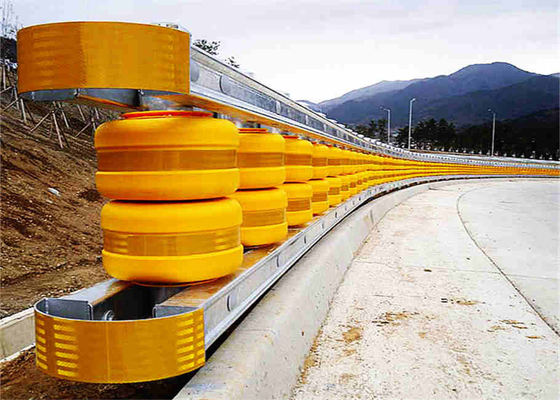 EVA Rotating Anti Collision Barriers op Gevaarlijke Wegsgedeeltes