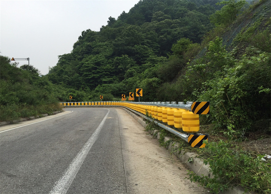 Verkeersveiligheid EVA-emmers Rotary Barrel Rolling Guardrail Barrier ISO CE-norm