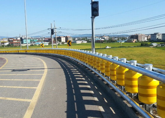 Goede prijs strength Steel One pillar and four rails protection method Roller Crash Barrier constructed with materials to ensure long term operational safety online