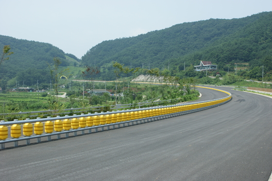 Good price Highway Roller Barrier Roller Size Diameter 245 Mm HDG High Corrosion Resistance for Road Safety online