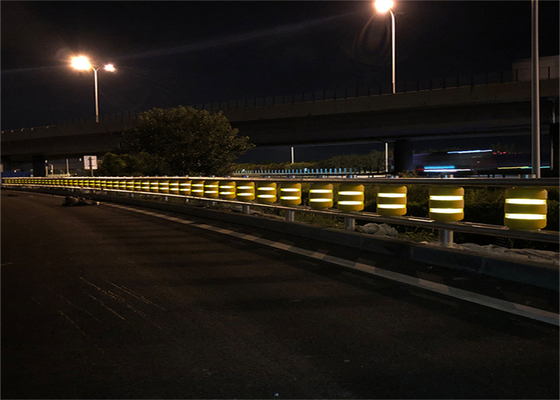 De oranjegele Barrière van de Vatvangrail met Weerspiegelende Streep