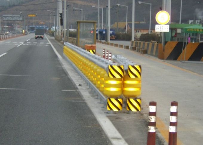 Pu-Schuim/EVA Traffic Safety Roller Barrier-de Barrière van de Wegrol voor Gemakkelijk ongelukken krijgende Wegen 3